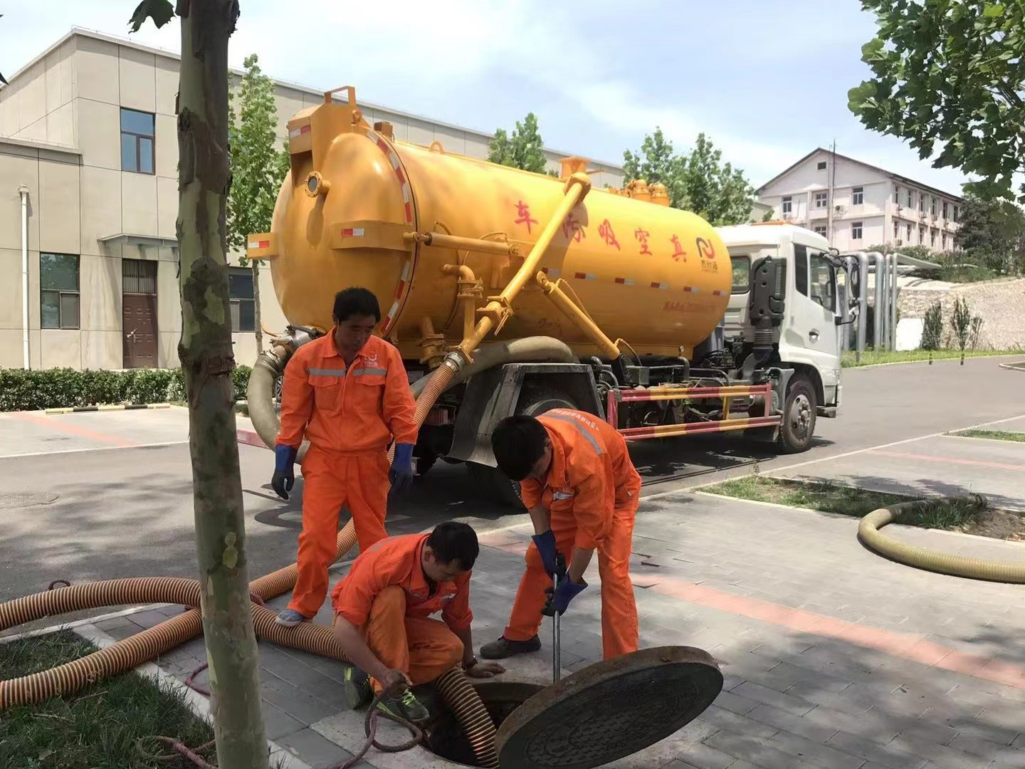 和田管道疏通车停在窨井附近