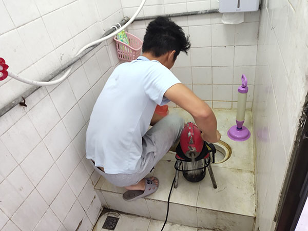 和田肥皂掉到马桶里把马桶堵住了怎么办？马桶堵住了怎么办