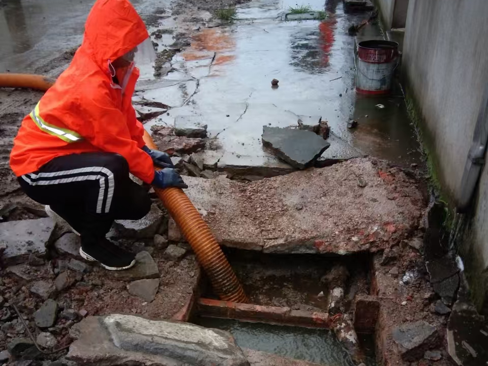 和田专业清理污水池 炜誉市政以规范流程守护城市 “肠道”